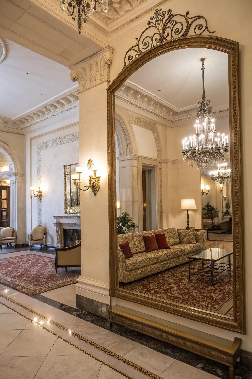 An extra-large mirror in the entrance produces a spacious and impressive visual.