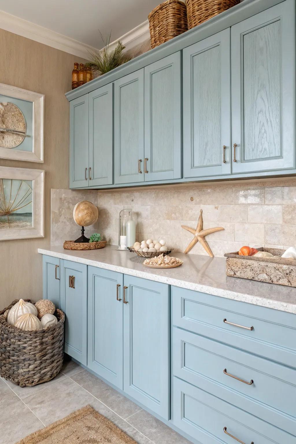 A kitchen inspired by the colors of the coast, featuring soft blues and sandy beiges.