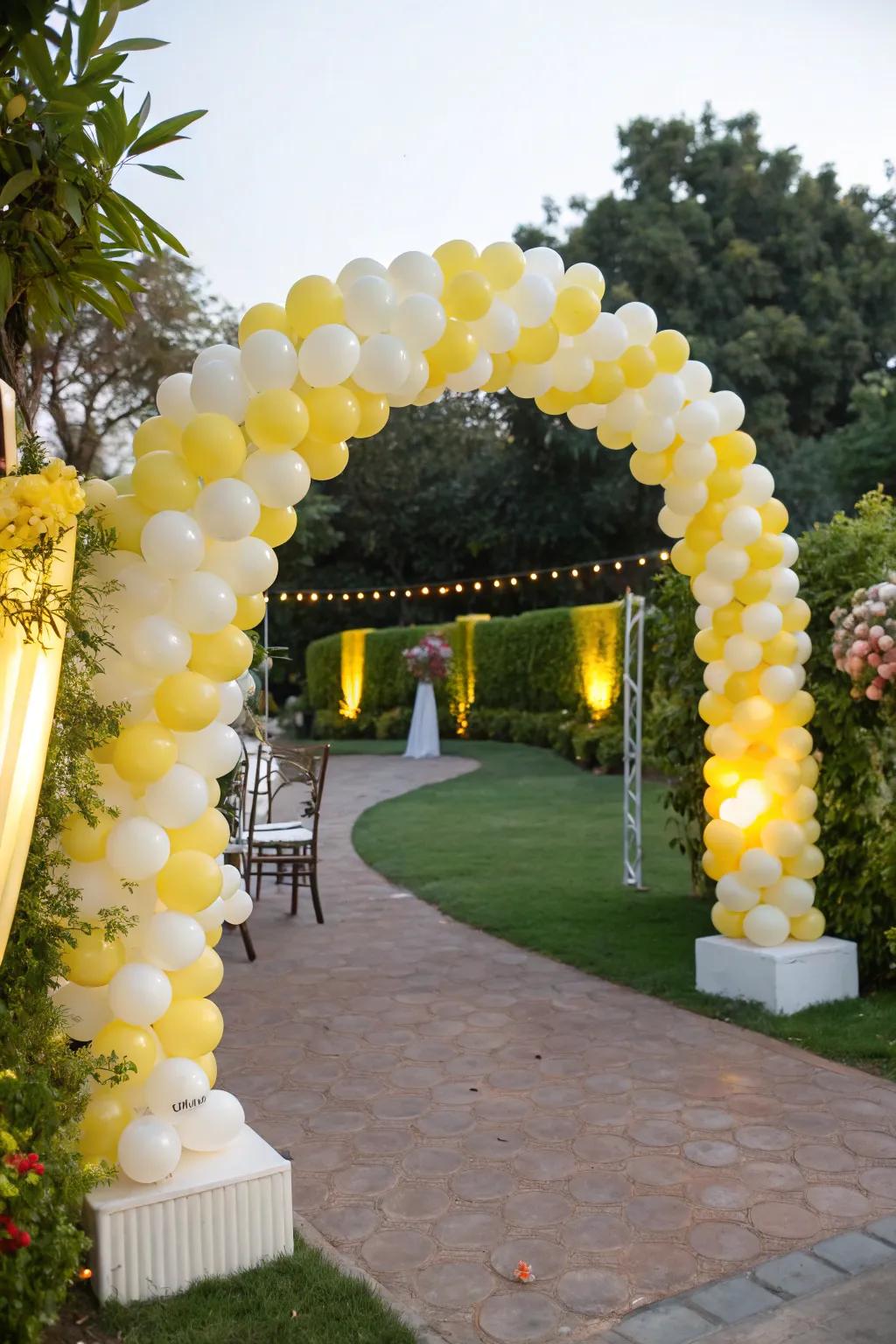 Cheerful sphere garland in golden and white for a welcoming entrance.
