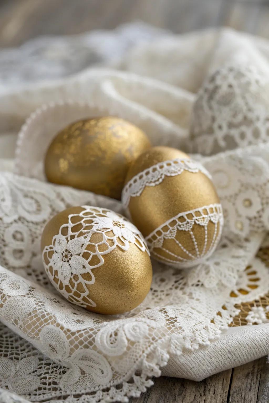 Gilded eggs with net patterns exude a vintage charm.