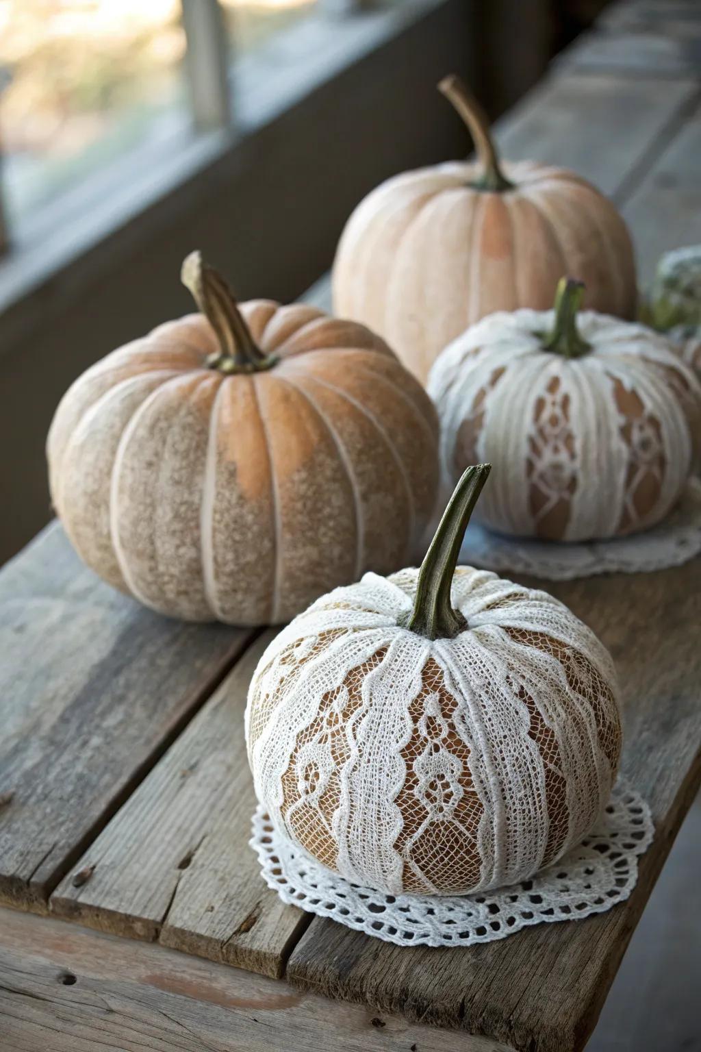 Lace-covered pumpkins bring retro beauty to autumn decorations.