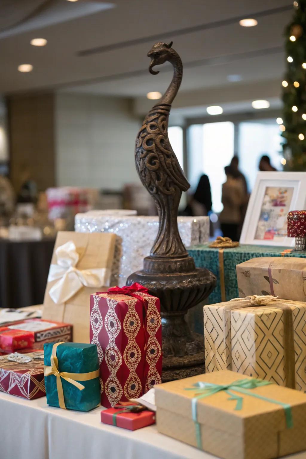 Add artistic flair to your gift display using a striking main feature.