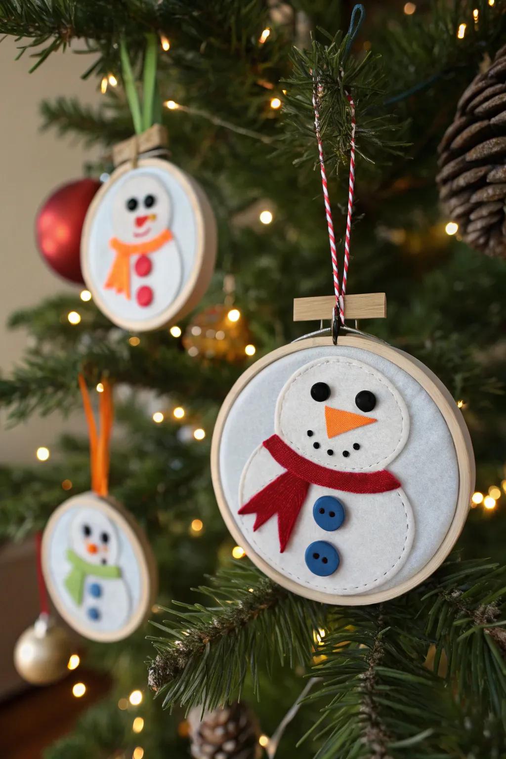 Lovable stitched circle snow figure ornaments appending a jovial feature to the tree.