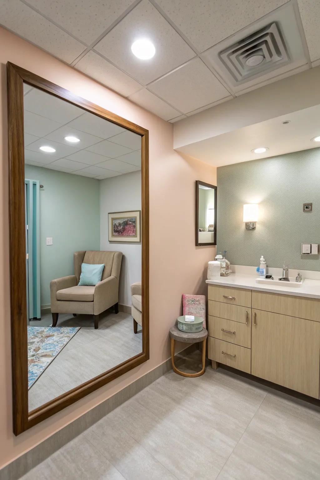 A large mirror enhances space perception and practicality.