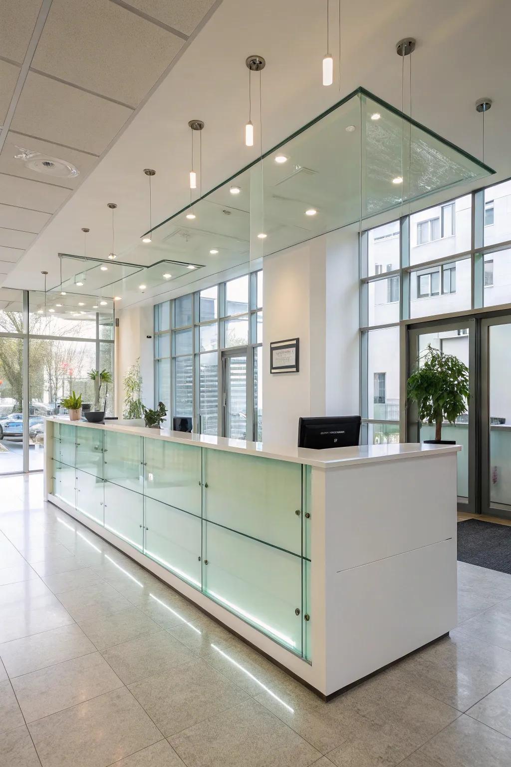 A glass reception table that enhances openness and light.