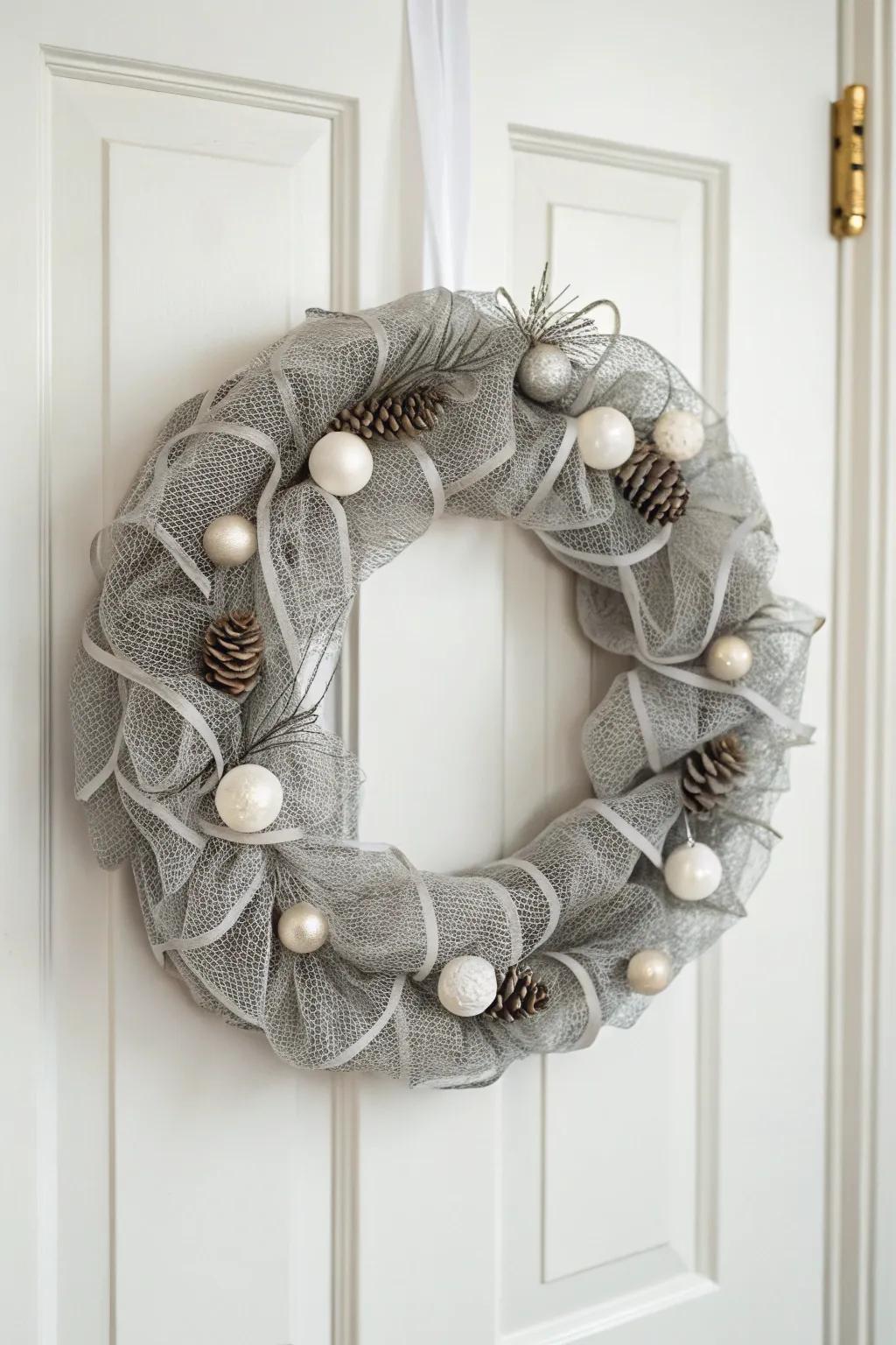 Simplicity and elegance define this minimalist mesh wreath.