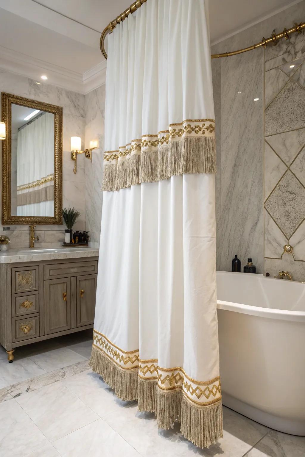 Fringe trim adds a hint of sophistication to this stylish shower screen.