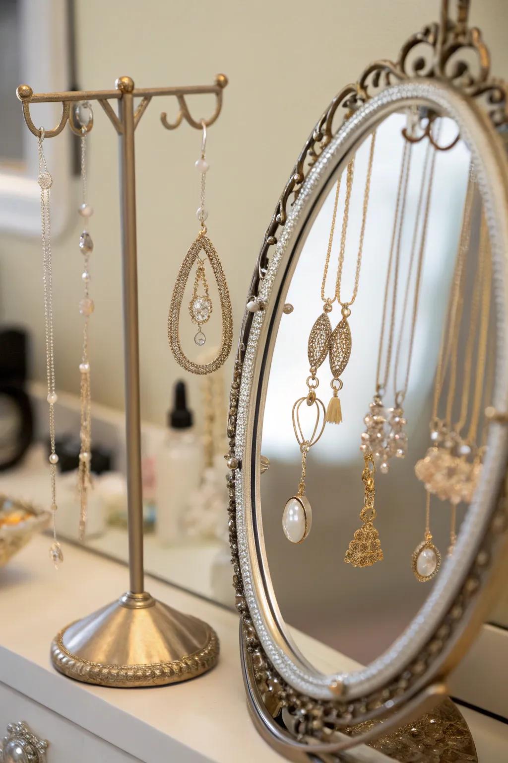 Confirm your ensemble and gather your jewelry using mirror hooks.
