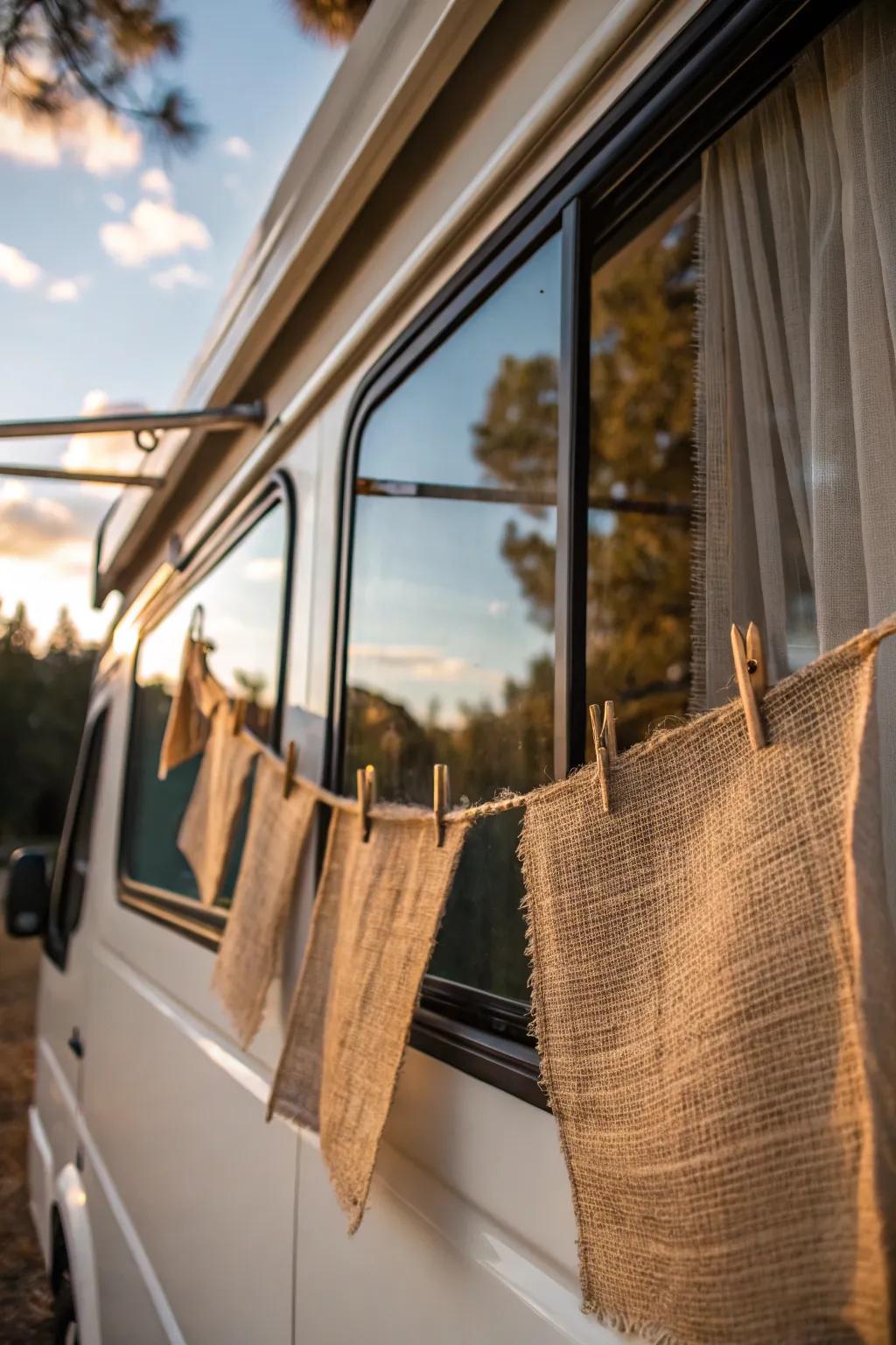 Attaching pegs supply a country-style and relaxed window enhancement preference.