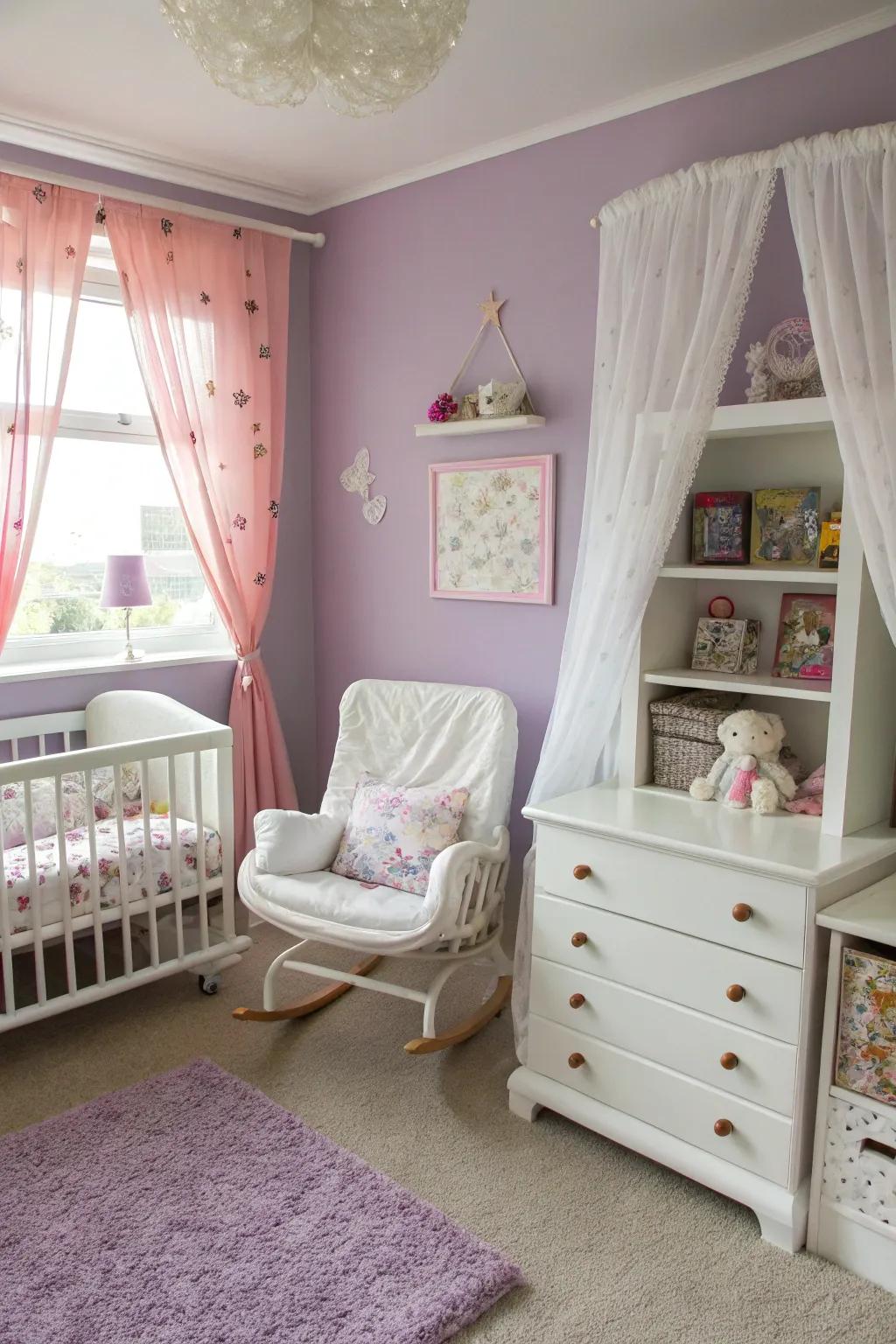 A dreamy nursery featuring calm lilac tones.