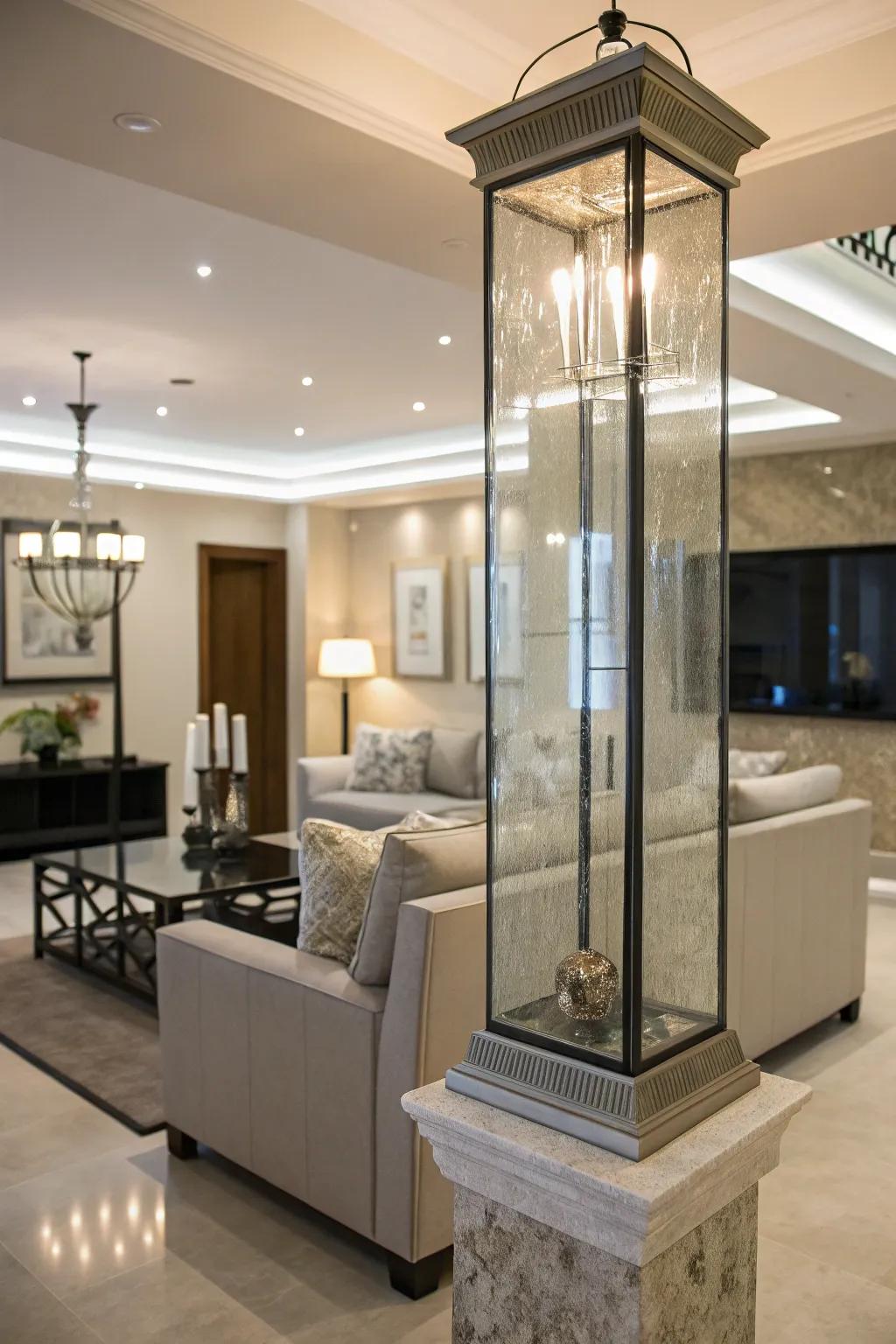 Glass coverings give pillars a modern and airy touch.