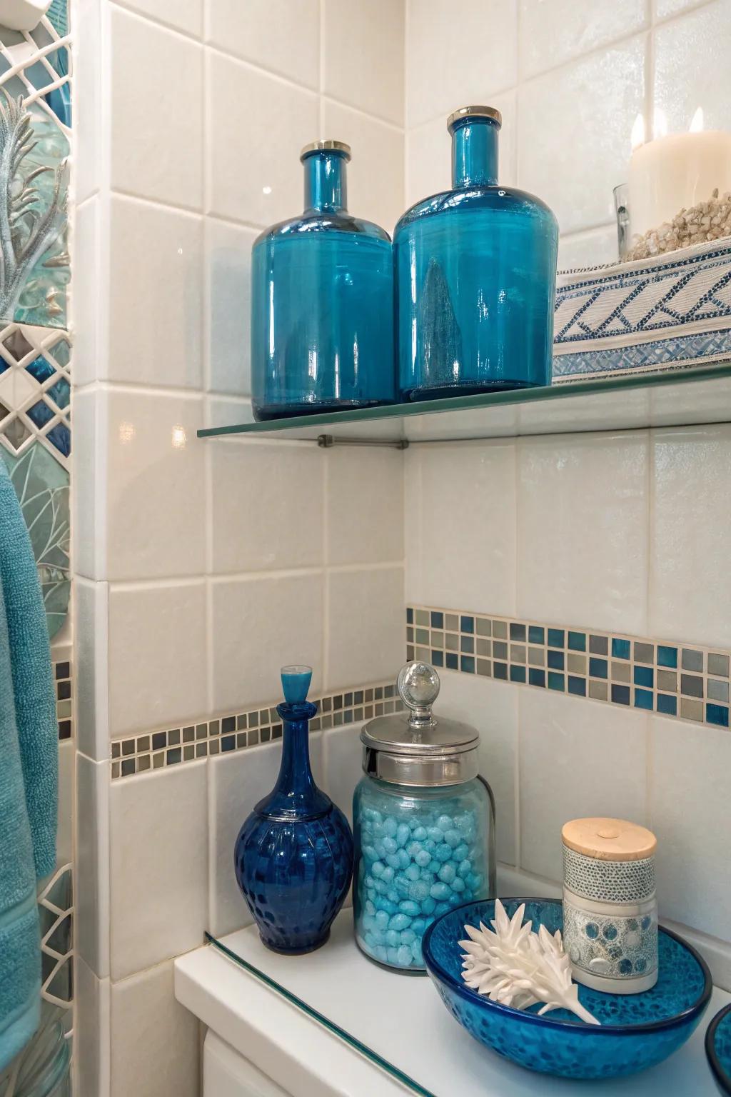Blue glass details add a touch of elegance and light reflection to the bathroom.