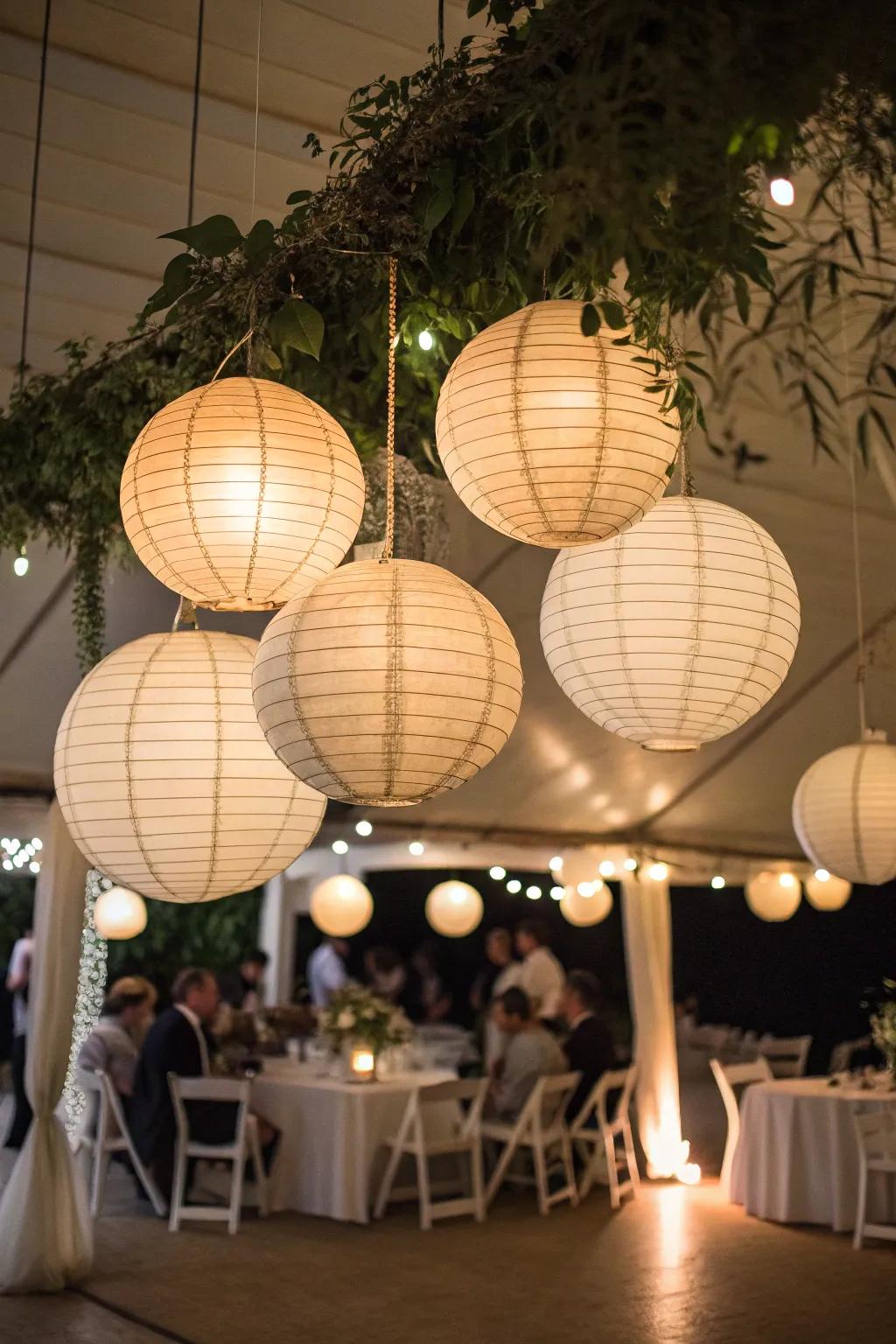 Hanging illumination establishes a comfortable and delicate ambiance.