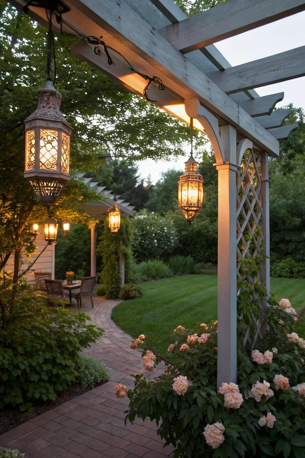Suspended luminaries give a touch of enchantment to your arbor.