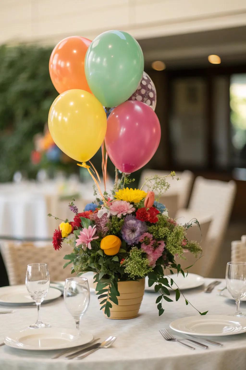 A lively table centerpiece integrating balloons and flowers for a delightful visual.