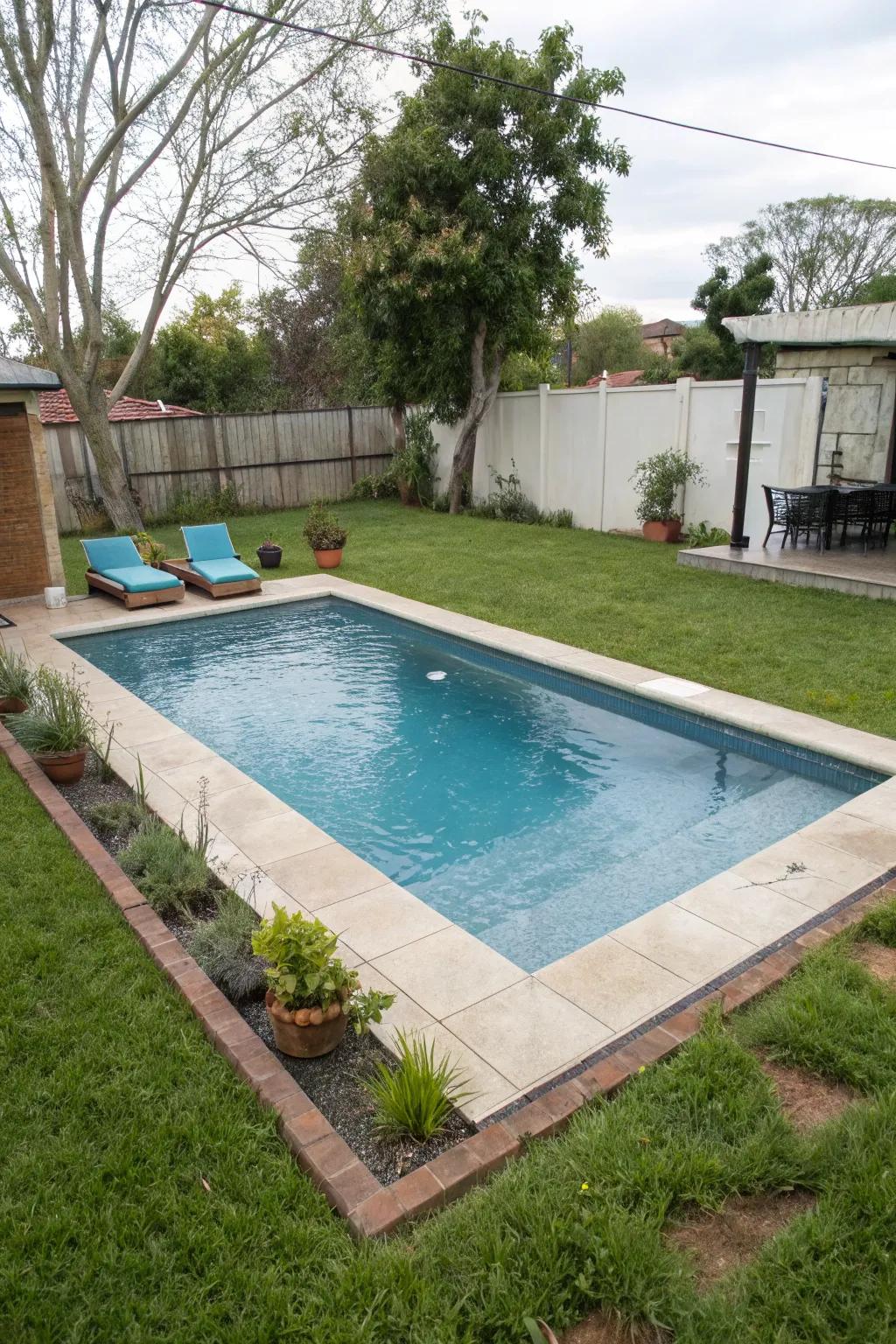 Limitless edge effect in a small pool environment.
