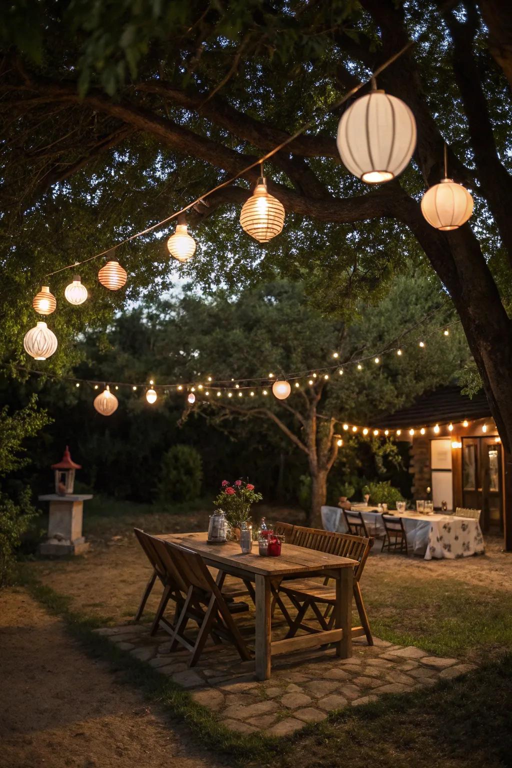 Lamps infuse a countryside and pleasant atmosphere into your backyard.