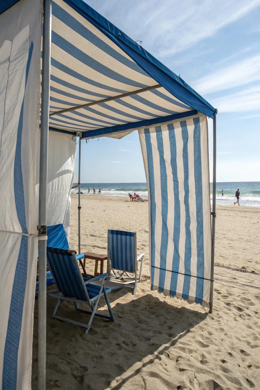 Canopies equipped with side panels ensure additional shelter from the breeze.