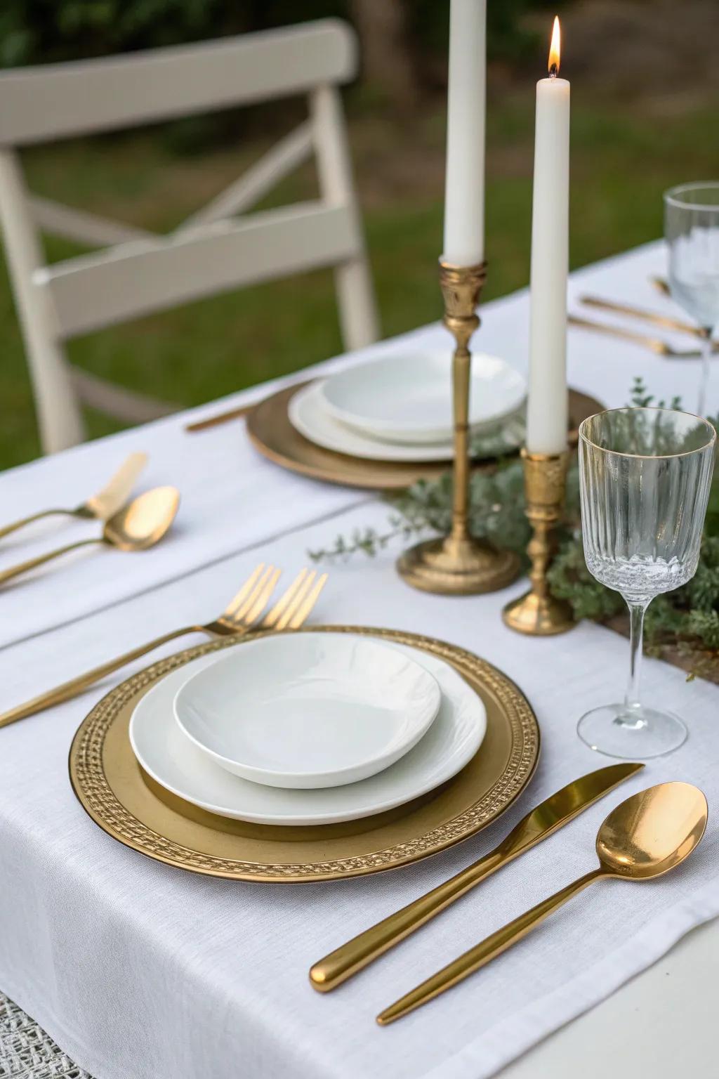 White and gold decorations add a touch of luxury to the party.