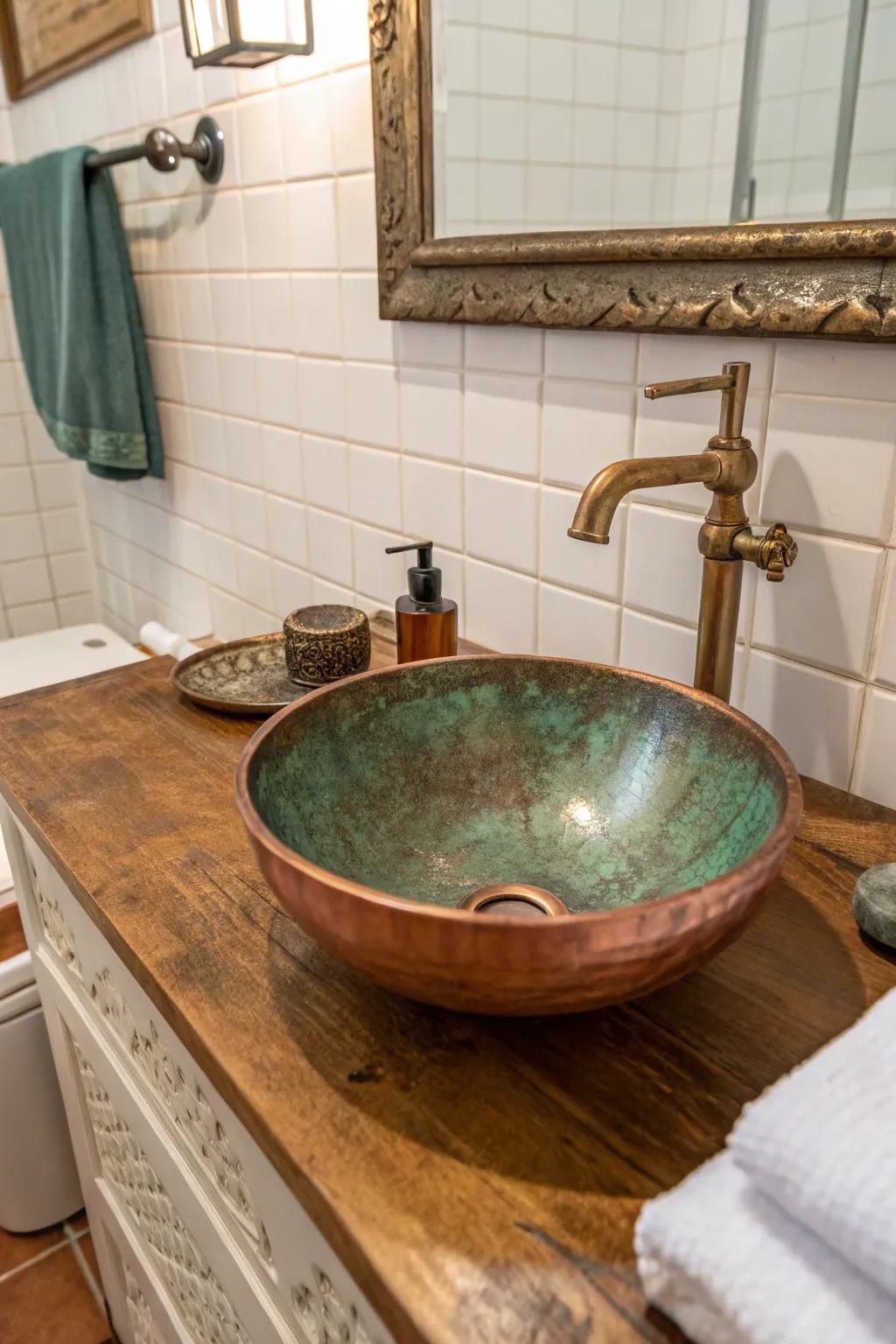 This copper sink highlights the exquisite beauty of its natural patina, enriching the bathroom's design with depth.