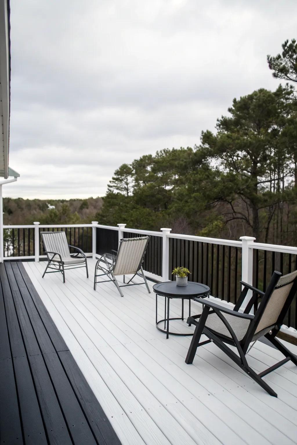 A timeless two-tone deck providing a neat, minimalist aesthetic.