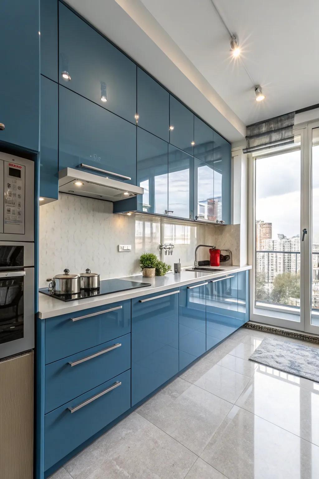 Shiny blue cabinets with minimalist fittings offer a sleek and contemporary kitchen appearance.
