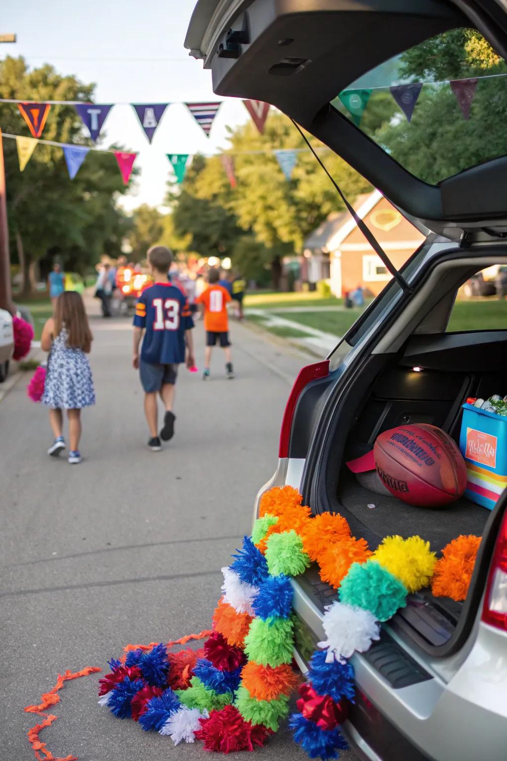 Pompons transmit vitality and thrill into your football-inspired trunk.