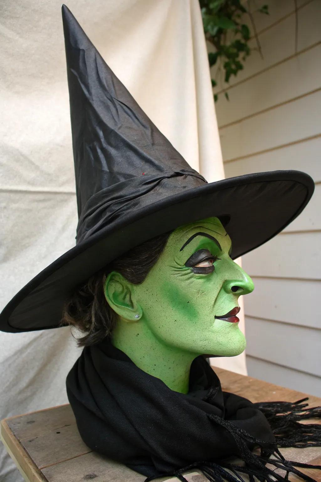 A sorceress's head that seems to be brewing mischief.