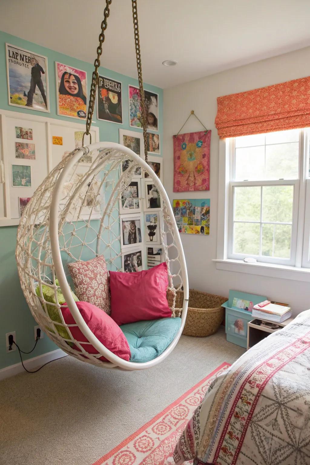 A playful suspended chair ideal for unwinding.