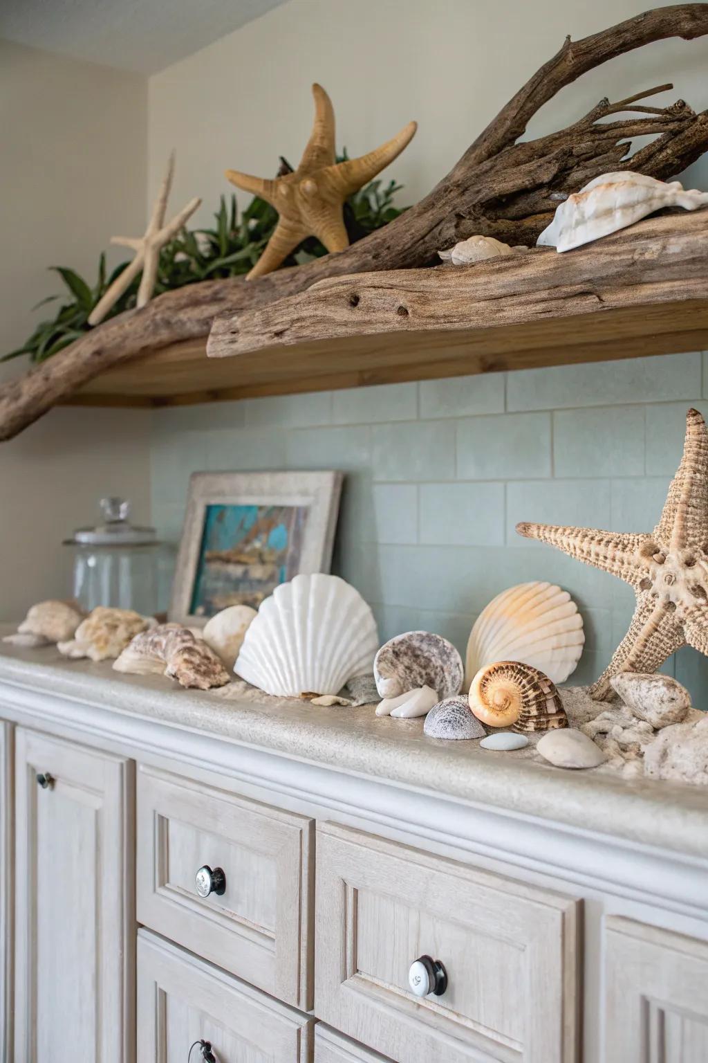 Bring the beach atmosphere into your house through coastal touches above your cabinets.