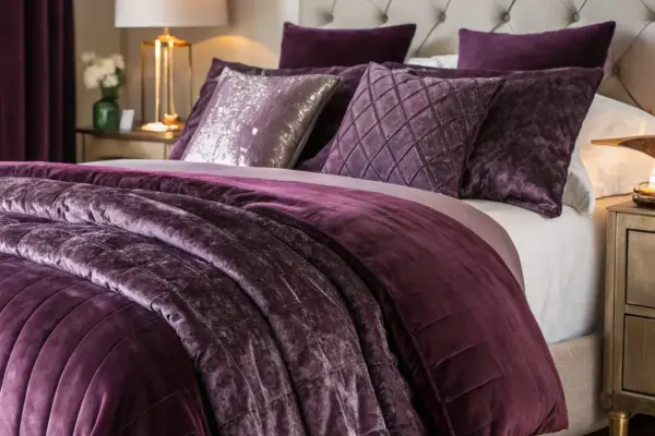 Modern Plum Bedroom Schemes for Sophisticated Sleep Spaces