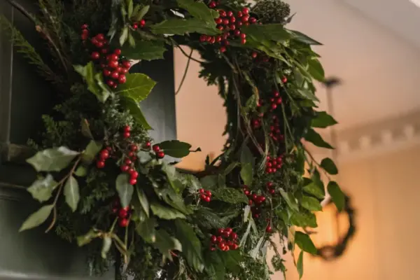 Expert Tips for Hanging Wreaths on Any Door
